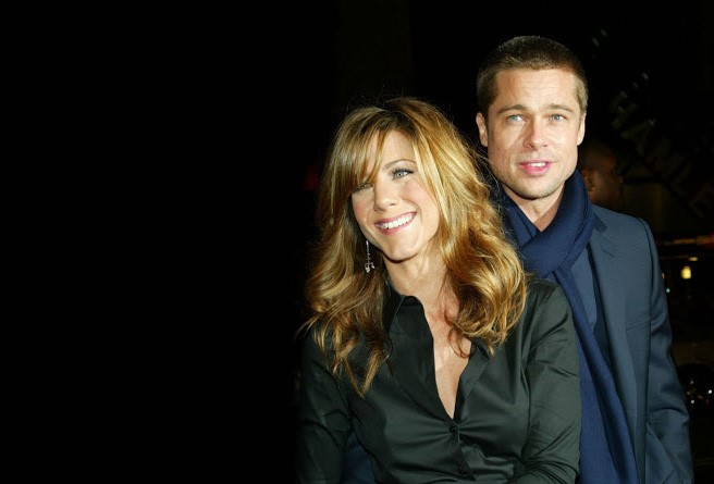Imagen de 2004 de Brad Pitt al lado de Jennifer Aniston, a quien dejó para casarse con Angelina Jolie. FOTO Archivo