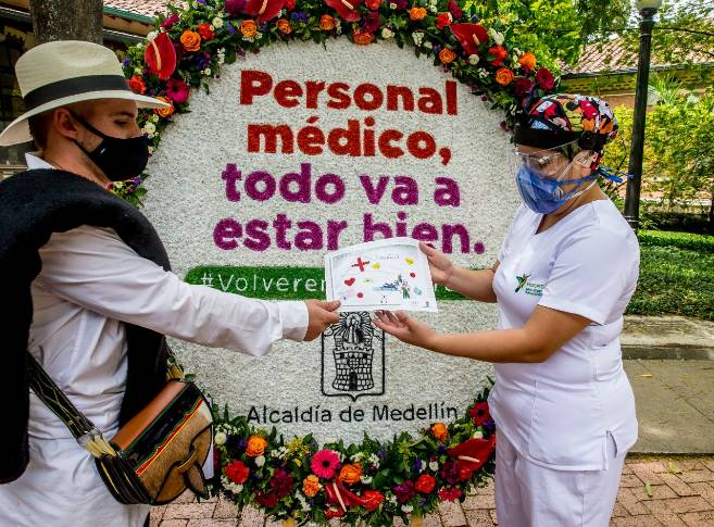 A pesar del aplazamiento de la feria de las flores y el desfile de silleteros por el Covid-19, 460 familias del corregimiento de Santa Elena serán beneficiados por una estrategia que lanzó la alcaldía de Medellín que busca llevar las silletas al personal de la salud y diferentes regiones de Colombia. FOTO : Juan Antonio Sánchez.