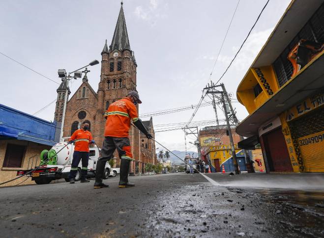 Brigadas de Empresas Varias, Dagrd y otras dependencias oficiales realizan tareas de aseo en el Barrio Corazón de Jesús y la Bayadera. Foto: Manuel Saldarriaga Quintero