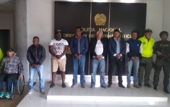 Los capturados en la Operación Milenio III, con fines de extradición. De izquierda a derecha: alias “Macario”, “Enano”, “Firi”, “Macario Papá”, “el Tío”, “Jacobo” y “el Paisa”. No está en la foto alias “Leiner”. FOTO CORTESÍA DE LA POLICÍA