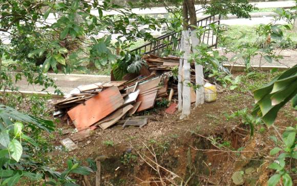 Escombros y basura en el Parque Lineal La Tinaja.