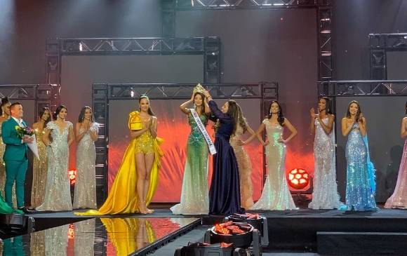 Imagen de la coronación de Miss Bolívar como la primera Miss Universe Colombia. FOTO Miss Universe Colombia