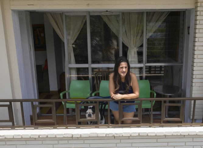 En tiempos de aislamiento obligatorio, la cotidianidad se abre paso en casas y edificios. Asomarse por ventanas, terrazas y balcones es ahora la forma de tener contacto con el mundo. Foto: Manuel Saldarriaga Quintero