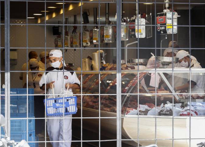 Las tiendas de barrio y los supermercados incrementaron las ventas a domicilio como respuesta a la cuarentena estricta. FOTO MANUEL SALDARRIAGA QUINTERO