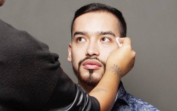 Limpiar la piel antes del maquillaje, porque emana aceites naturales que secan el maquillaje y permite su rápida absorción, condición que se debe evitar.