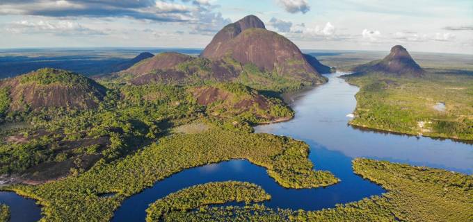 Imagen del imponente y bello paisaje de los cerros de Mavecure, donde se une la selva amazónica, con los llanos de la Orinoquia. FOTO cortesía www.sawa.travel