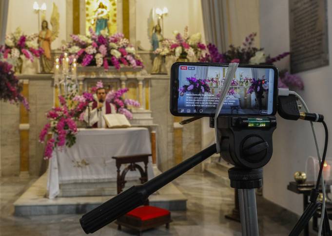 En la cuarentena las procesiones se suspenden y los medios virtuales se vuelven protagonistas. Las familias vivirán una semana santa distinta, celebrando cada una dentro de sus hogares. Foto: Manuel Saldarriaga Quintero