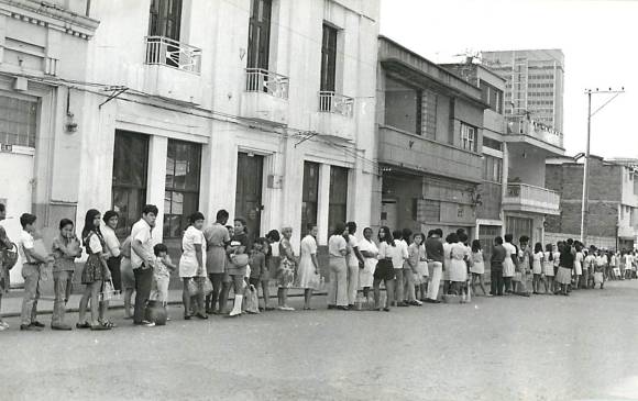 El clima no eran impedimento para que la fila creciera en busca del alimento. FOTO Hervásquez 1977 El clima no eran impedimento para que la fila creciera en busca del alimento. FOTO Hervásquez 1977