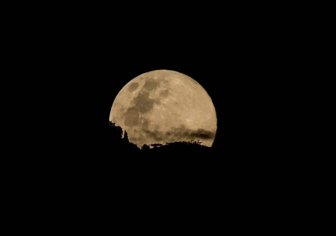 Una compensación al encierro de tantos días y noches. Así podría llamarse al espectáculo que los medellinenses disfrutan esta noche del martes de cuenta de la luna, que hace tiempo no se veía tan inmensa y espléndida. Foto: FOTOS JUAN ANTONIO SÁNCHEZ