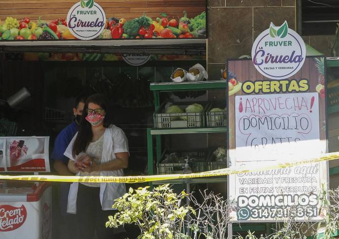 Las tiendas de barrio y los supermercados incrementaron las ventas a domicilio como respuesta a la cuarentena estricta. FOTO MANUEL SALDARRIAGA QUINTERO
