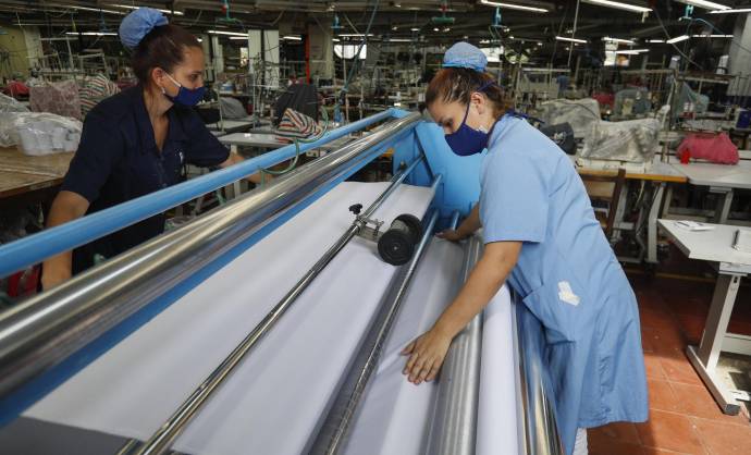 El sector de la confesión Antioqueña encontró oportunidades en medio de la emergencia sanitaria, seguir operando en la producción de implementos como el tapabocas y claves para la generación de empleo por estos días. Felja es una de la empresas que confecciona camisetas para el Éxito. Foto: Manuel Saldarriaga Quintero