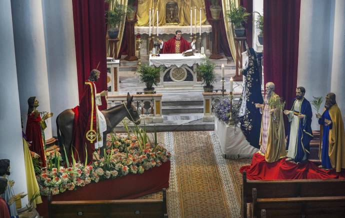 En la cuarentena las procesiones se suspenden y los medios virtuales se vuelven protagonistas. Las familias vivirán una semana santa distinta, celebrando cada una dentro de sus hogares. Foto: Manuel Saldarriaga Quintero