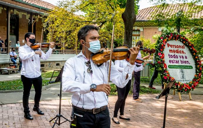 La tercera jornada de la música por la vida de la orquesta filarmónica, llegó al sector de la salud en el Hospital Pablo Tobón Uribe y el San Vicente Fundación. FOTO . Juan Antonio Sánchez.