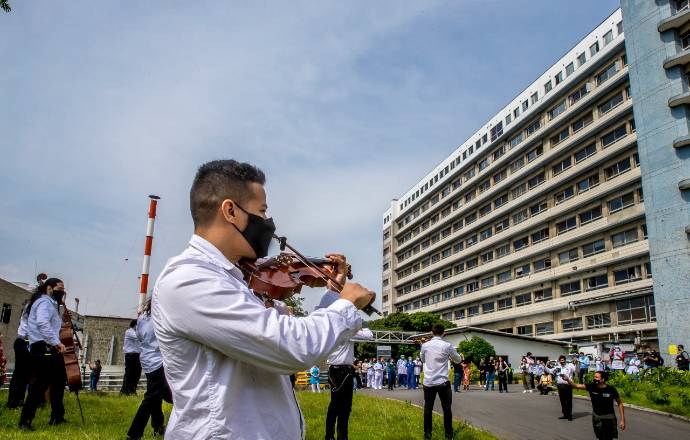 La tercera jornada de la música por la vida de la orquesta filarmónica, llegó al sector de la salud en el Hospital Pablo Tobón Uribe y el San Vicente Fundación. FOTO . Juan Antonio Sánchez.