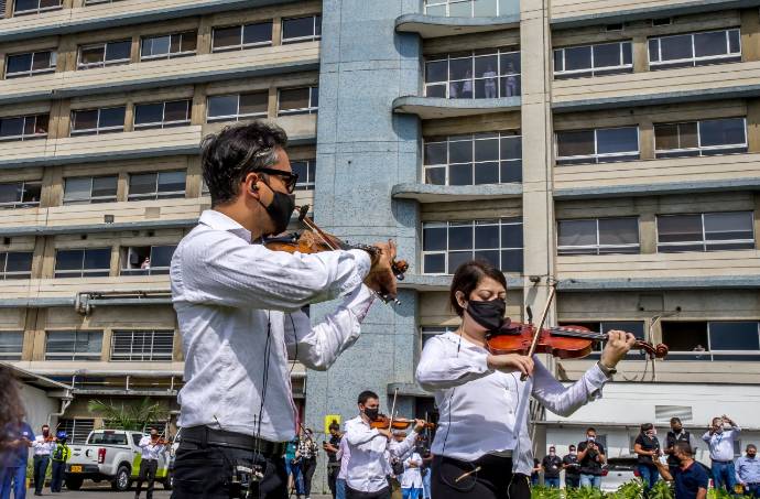La tercera jornada de la música por la vida de la orquesta filarmónica, llegó al sector de la salud en el Hospital Pablo Tobón Uribe y el San Vicente Fundación. FOTO . Juan Antonio Sánchez.