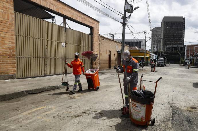 Brigadas de Empresas Varias, Dagrd y otras dependencias oficiales realizan tareas de aseo en el Barrio Corazón de Jesús y la Bayadera. Foto: Manuel Saldarriaga Quintero
