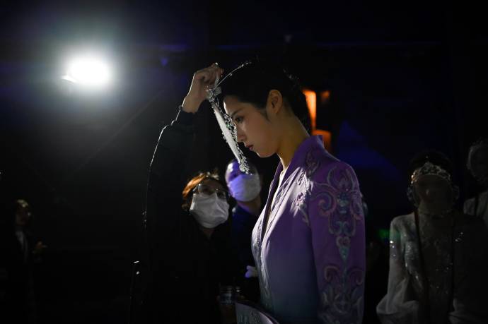 La casa de moda Heaven Gaia de el diseñador Xiong Ying presentó su última colección durante el China Fashion Week. Foto: AFP