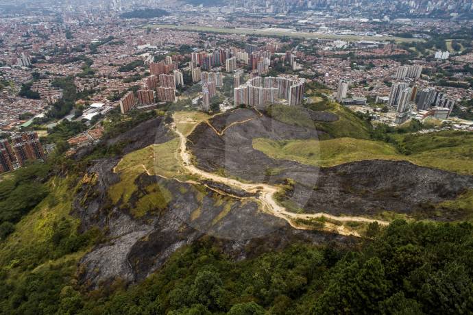 Aunque las llamas causaron temor entre la comunidad vecina del cerro, particularmente en los sectores de la Loma de los Bernal, Belén Aliadas y Belén Rincón, el subdirector Moreno reportó que a las 10:00 p.m. el fuego ya estaba confinado. Foto: Esteban Vanegas Londoño. 