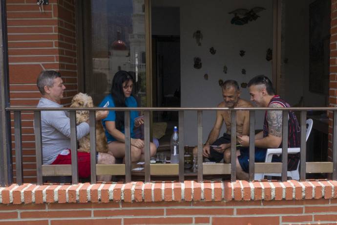 En tiempos de aislamiento obligatorio, la cotidianidad se abre paso en casas y edificios. Asomarse por ventanas, terrazas y balcones es ahora la forma de tener contacto con el mundo. Foto: Manuel Saldarriaga Quintero