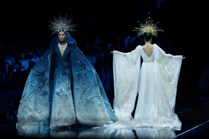 La casa de moda Heaven Gaia de el diseñador Xiong Ying presentó su última colección durante el China Fashion Week. Foto: AFP