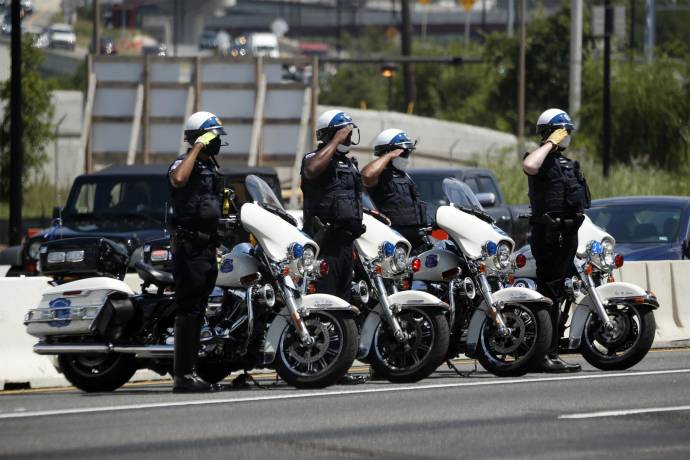 La gente se reúne para presentar sus respetos al ataúd cubierto de banderas del fallecido congresista estadounidense. Foto: AFP