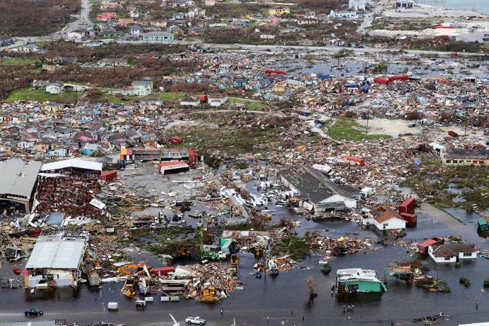 El huracán Dorian se acerca a la costa sureste de Estados Unidos, después de haber dejado al menos 20 muertos en Bahamas, donde miles de personas se desesperaban ante la falta de noticias de familiares afectados por el paso de la tormenta. FOTO AFP