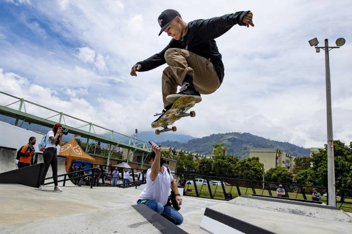  Los jóvenes que gustan de los trucos en las tablas y que han convertido este deporte en una verdadera pasión y estilo de vida. FOTO: Jaime Pérez Munevar