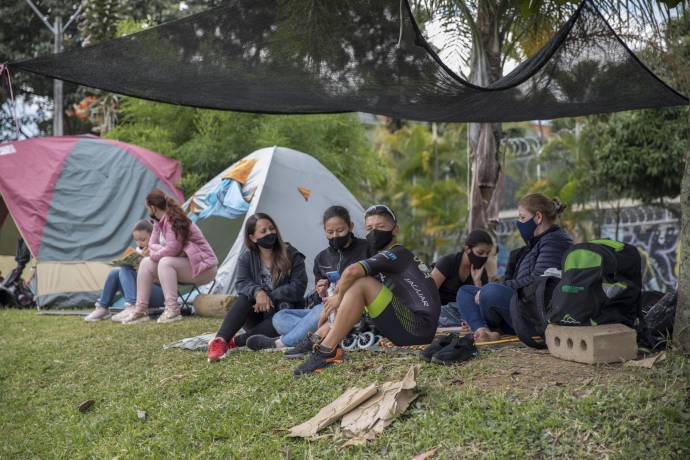 Tan solo unos gritos lejanos de los padres de familia ubicados en los alrededores del escenario para alentar a sus hijos. Foto. Camilo Suárez.