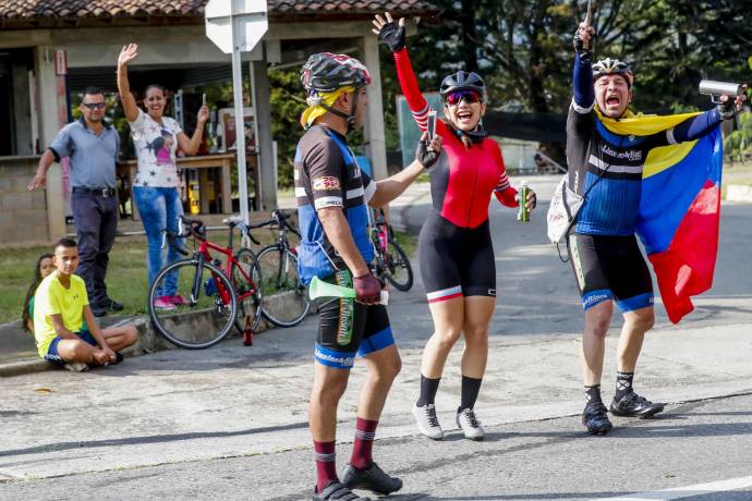 La alegría se tomo la vía hacia el municipio de Barbosa, donde termino la primera etapa . Fotos : Julio César Herrera