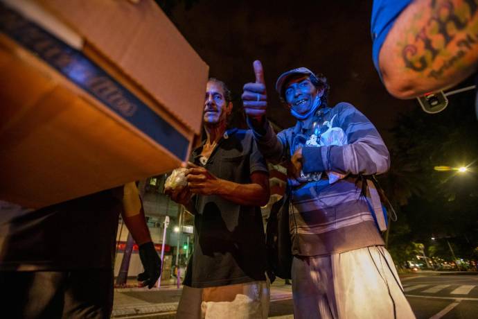 Acompañado por dos chefs y una médica voluntaria sale tres veces por semana a entregar alimentos a personas en situación de calle. Foto: Carlos Velásquez. 