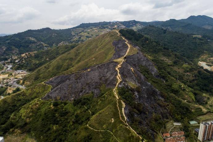 Tras más de medio día de labores continuas de integrantes del cuerpo de Bomberos Medellín y socorristas, el incendio que tenía ardiendo al cerro de Las Tres Cruces en la noche de este martes fue apagado en la madrugada de hoy. Foto: Esteban Vanegas Londoño