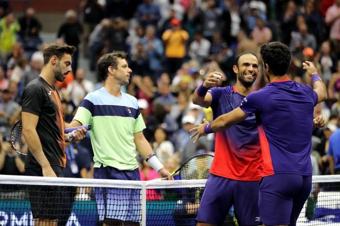 Marcel Granollers y Horacio Zeballos frente a Cabal y Farah al término del partido. FOTO EFE | AFP