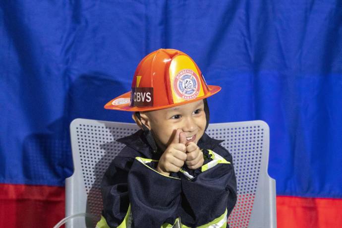 David Vásquez Cruz cumplió su sueño de ser bombero por un día, la estación de Sabaneta le realizo un simulacro de rescate en el que participó. Empezando el 2020 fue diagnosticado con un cáncer que está siendo tratado en el hospital San Vicente Fundación. Foto: Edwin Bustamante.
