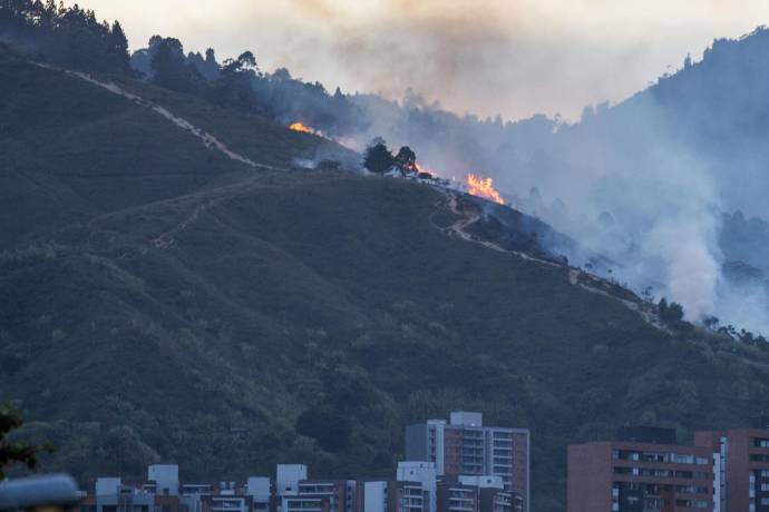 El alcance de la conflagración requirió de la ayuda de un helicóptero con el sistema de Bambi Bucket. FOTO EDWIN BUSTAMANTE