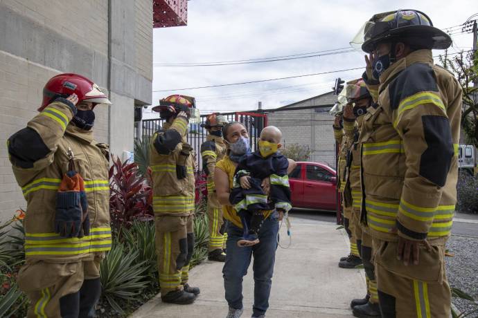 Los integrantes del cuerpo de Bomberos de Sabaneta recibieron a David Vásquez Cruz con una calle de honor. FOTO: Edwin Bustamante.