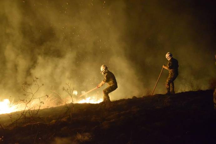 El incendio afectó una zona de cobertura vegetal. No se vieron afectadas viviendas ni personas. FOTO: Cortesía Ejército.