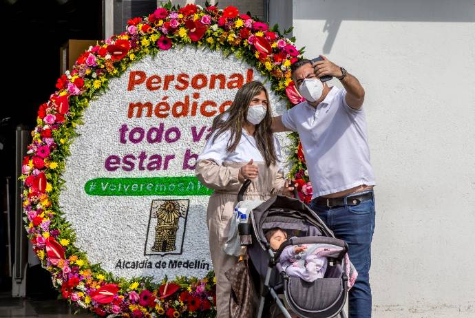 A pesar del aplazamiento de la feria de las flores y el desfile de silleteros por el Covid-19, 460 familias del corregimiento de Santa Elena serán beneficiados por una estrategia que lanzó la alcaldía de Medellín que busca llevar las silletas al personal de la salud y diferentes regiones de Colombia. FOTO : Juan Antonio Sánchez.