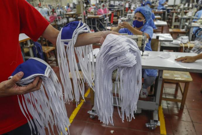 El sector de la confesión Antioqueña encontró oportunidades en medio de la emergencia sanitaria, seguir operando en la producción de implementos como el tapabocas y claves para la generación de empleo por estos días. Felja es una de la empresas que confecciona camisetas para el Éxito. Foto: Manuel Saldarriaga Quintero