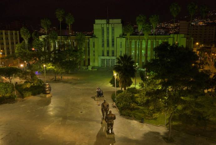 Para este fin de semana se decreta de nuevo la cuarentena, que va desde las 00:00 del viernes 24 hasta las 23:59 del domingo 26 de julio. Así luce Medellín nocturna desde el cielo. Foto: Manuel Saldarriaga Quintero