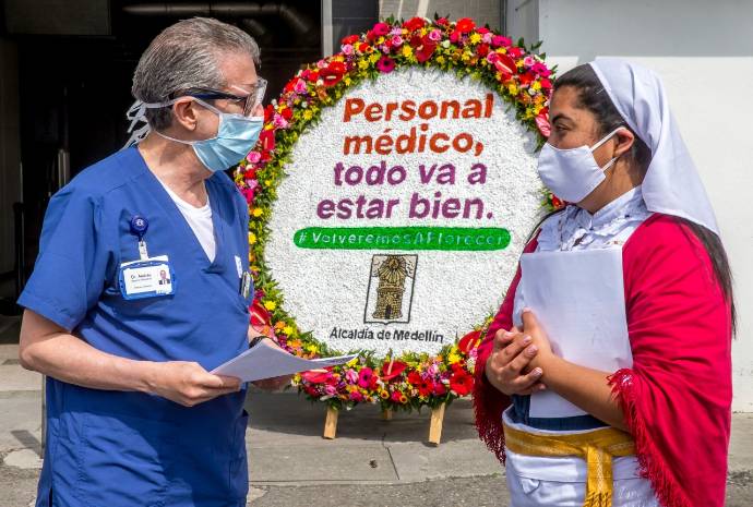 A pesar del aplazamiento de la feria de las flores y el desfile de silleteros por el Covid-19, 460 familias del corregimiento de Santa Elena serán beneficiados por una estrategia que lanzó la alcaldía de Medellín que busca llevar las silletas al personal de la salud y diferentes regiones de Colombia. FOTO : Juan Antonio Sánchez.