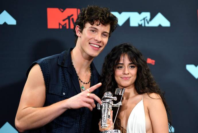 Shawn Mendes y Camila Cabello ganaron la Mejor Colaboración por la canción Señorita. FOTO AFP