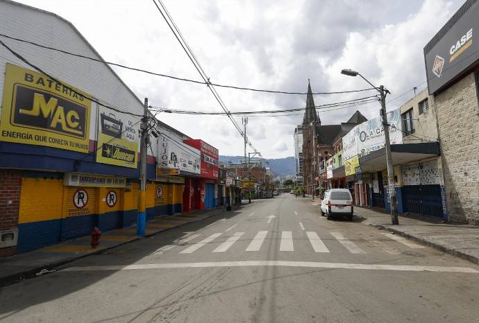 Brigadas de Empresas Varias, Dagrd y otras dependencias oficiales realizan tareas de aseo en el Barrio Corazón de Jesús y la Bayadera. Foto: Manuel Saldarriaga Quintero