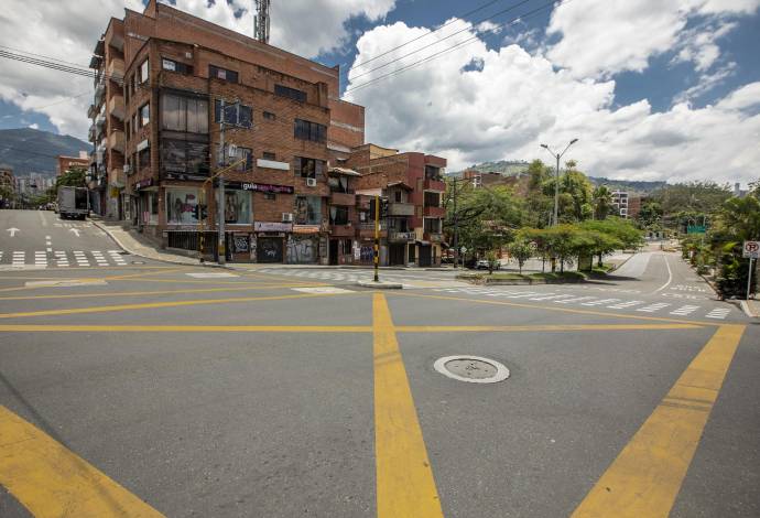 Recorrido por Envigado en la carrera 43A muestra la soledad de las calles en época de la cuarentena por el covid-19. Foto: Andrés Camilo Suárez