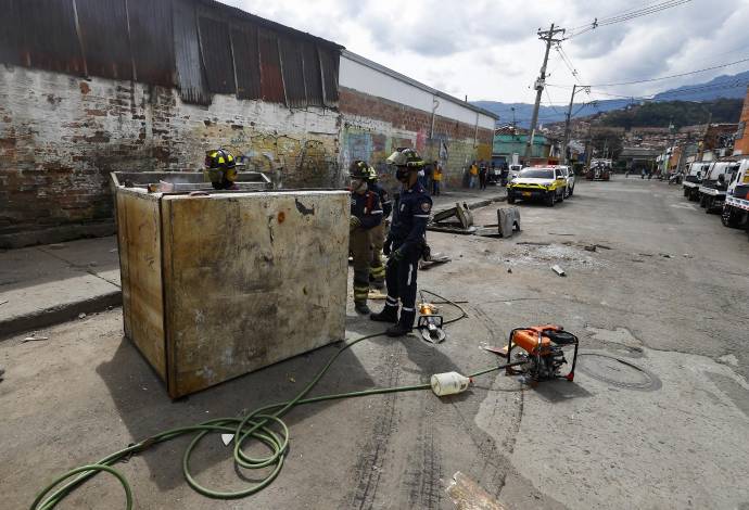 Brigadas de Empresas Varias, Dagrd y otras dependencias oficiales realizan tareas de aseo en el Barrio Corazón de Jesús y la Bayadera. Foto: Manuel Saldarriaga Quintero