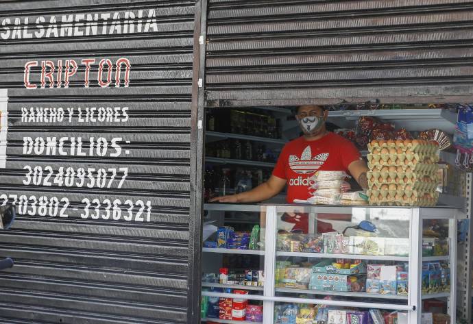 Las tiendas de barrio y los supermercados incrementaron las ventas a domicilio como respuesta a la cuarentena estricta. FOTO MANUEL SALDARRIAGA QUINTERO