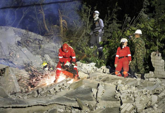 Organismos de rescate trabajaron arduamente noche y día en busca de las personas desaparecidas en la tragedia. Foto: Robinson Sáenz
