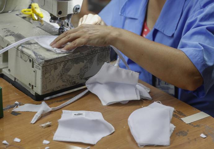 El sector de la confesión Antioqueña encontró oportunidades en medio de la emergencia sanitaria, seguir operando en la producción de implementos como el tapabocas y claves para la generación de empleo por estos días. Felja es una de la empresas que confecciona camisetas para el Éxito. Foto: Manuel Saldarriaga Quintero