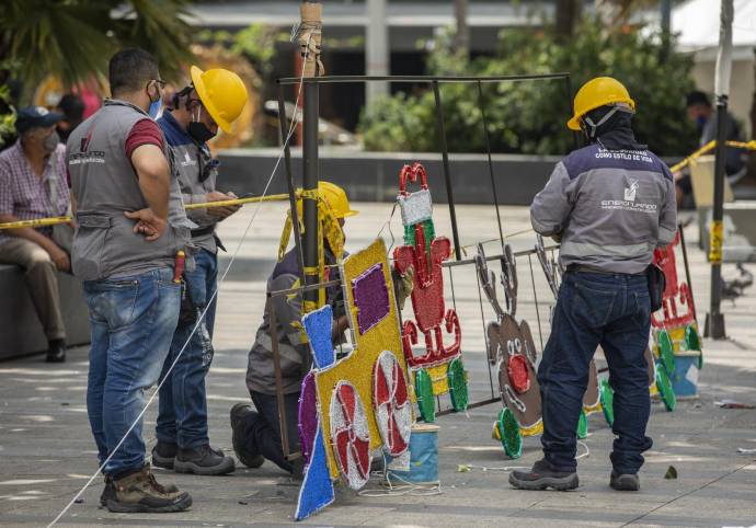 Desde muy temprano, los trabajadores alistan sus herramientas para crear un ambiente diferente en las calles de Envigado. FOTO CAMILO SUÁREZ