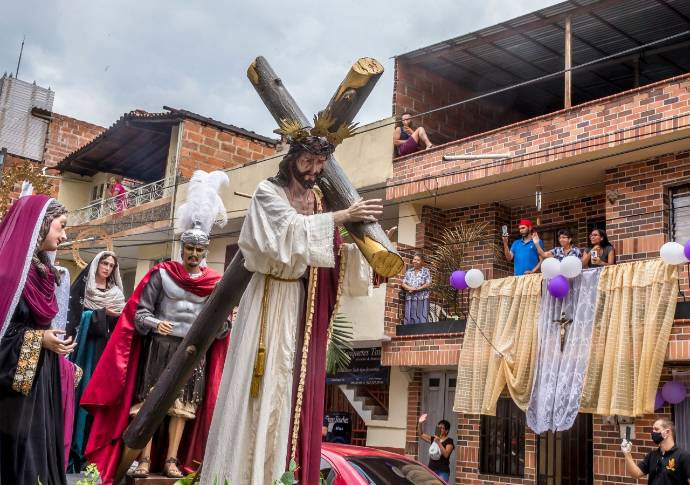 En este municipio del sur, el viacrucis lo lideró el padre Pedro Pablo Agudelo de la parroquia del barrio San Pio. Al mismo tiempo que se hacían las oraciones se recogían donaciones en alimentos y dinero para los más pobres. Foto: Juan Antonio Sánchez. 