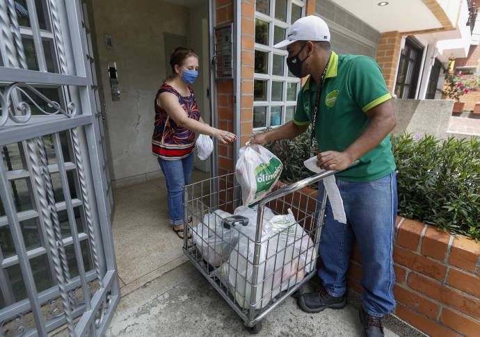Los grandes supermercados y las tiendas de barrio se transformaron en medio de la pandemia. Foto: Manuel Saldarriaga Quintero.